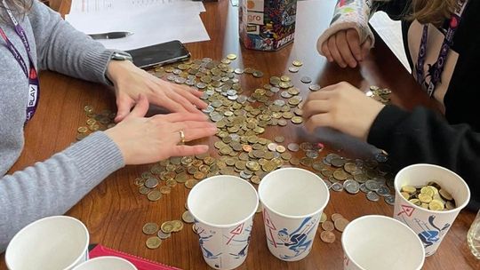 113 816,62 zł i rośnie. Cały czas trwa liczenie zebranych pieniędzy podczas 30. Finału WOŚP w Malborku.