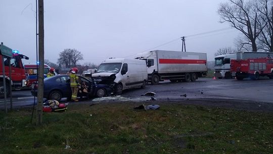 2 osoby poszkodowane w porannym zderzeniu aut w Kończewicach.