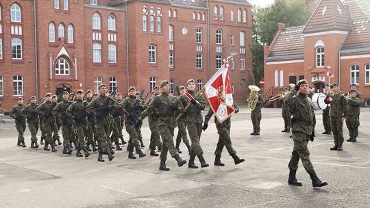 20 żołnierzy 7PBOT złożyło przysięgę wojskową na nowy sztandar. 