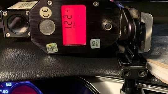 2500 złotych mandatu i utrata prawo jazdy za szybki przejazd przez miasto.