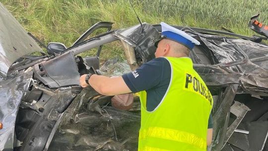 43-letni kierowca uderzył w drzewo i zginął na miejscu. Sztumscy policjanci apelują o ostrożność i rozsądek za kierownicą.
