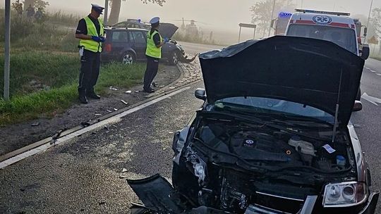 5 osób poszkodowanych w wyniku zderzenia dwóch aut w Gnojewie.