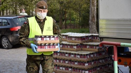 Aktywna wiosna pomorskich terytorialsów. W Ryjewie przekazywano  paczki żywnościowe z tczewskiego Banku Żywności