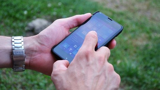 Aplikacja mobilna Alarm112 dużym ułatwieniem dla osób głuchych i niedosłyszących.