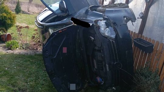 Autem wjechała w altanę. Sztumska policja apeluje o ostrożność.