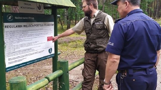 Bądź bezpieczny w lesie. Wspólna akcja nowodworskich policjantów z leśnikami z lasów Państwowych Nadleśnictwa Elbląg