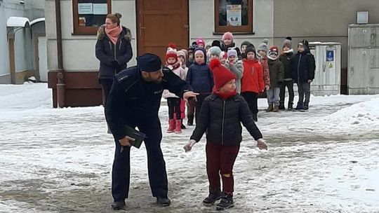 "Bezpieczne przejście przez jezdnię" w teorii i praktyce ze sztumskimi policjantami.