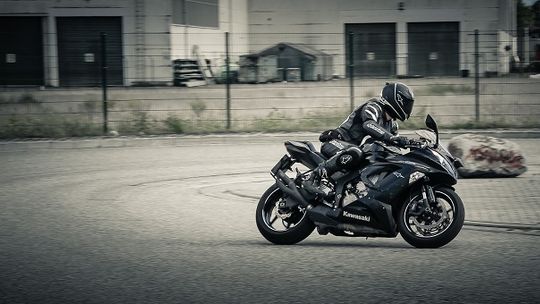 Bezpieczny i MotoPomocny Motocyklista, ruszyły zapisy na bezpłatne szkolenia dla kierowców jednośladów. 