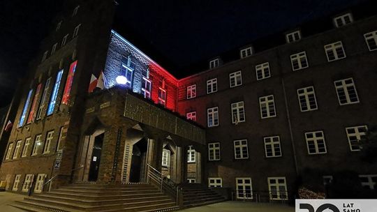 Biało-czerwona iluminacja na Urzędzie Miasta Malborka.