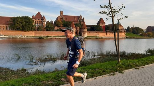 Bieg po wodę. Niezwykła akcja, która przebiegała przez Malbork. 