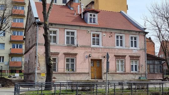Budynek przy ul. Mickiewicza w Malborku zostanie zrewitalizowany. Ruszyły prace remontowe.
