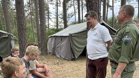 Burmistrz Miasta Malborka odwiedził Harcerską Bazę Obozową Hufca ZHP Malbork w Papierni.