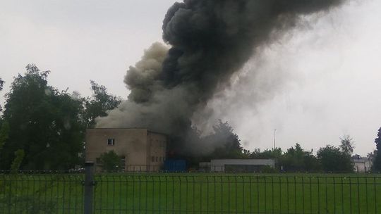 Czternaście zastępów straży pożarnej gasiło pożar budynku na ulicy Dalekiej