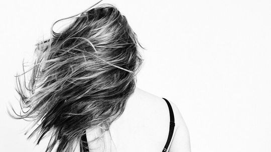 Czy łuszczyca skóry głowy osłabia włosy?