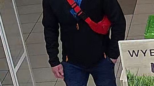 Czy rozpoznajesz tego mężczyznę? Malborska policja prosi o zidentyfikowanie sprawcy kradzieży perfum.