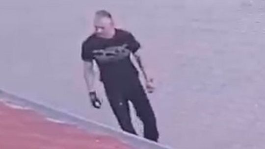 Czy rozpoznajesz tego mężczyznę? Malborska policja prosi o zidentyfikowanie sprawcy kradzieży roweru.