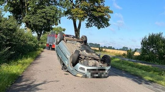 Dachowanie auta koło Lichnów. Policja apeluje o ostrożność!