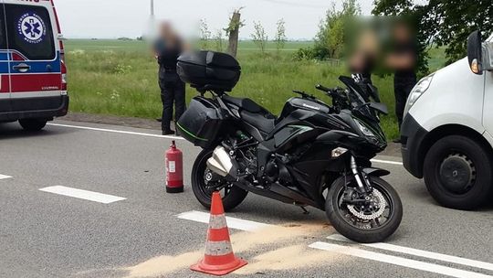 DK22. Zderzenie motocyklisty z samochodem