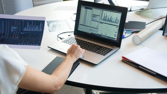 Dom mediowy a agencja reklamowa – jakie są różnice i kiedy wybrać który model?