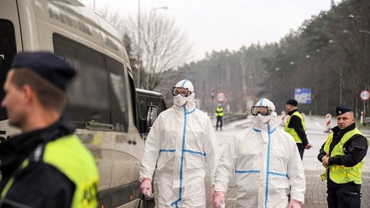 Dwóch mężczyzn złamało domową kwarantannę. Jeden z nich odwiedzał znajomych, drugi poszedł na zakupy.