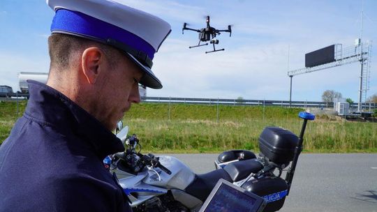 Działania nowodworskich policjantów na trasie S-7 z wykorzystaniem drona.