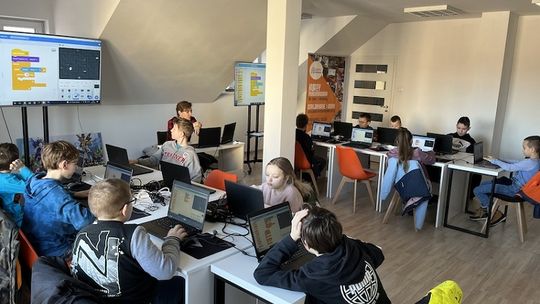Dzieci i młodzież z Malborka poznają programowanie w ramach akcji Koduj z Gigantami