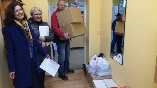 Dzieci i młodzież z SP 2 w Malborku wsparły bezdomnych ze Stowarzyszenia św. Faustyny "Fides" 