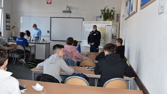 Dzielnicowi rozmawiają z dziećmi i młodzieżą na temat hejtu i cyberprzemocy.