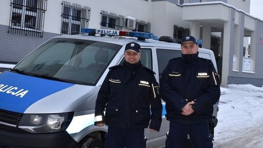 Dzielnicowi uratowali starszego mężczyznę, który wycieńczony nie mógł samodzielnie opuścić mieszkania.