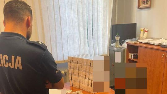 Dzielnicowi z Dzierzgonia zatrzymali kierowcę z narkotykami i nielegalnymi papierosami.