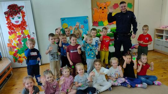 Dzielnicowi z Nowego Stawu spotkali się z przedszkolakami i rozmawiali o bezpieczeństwie.