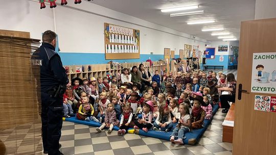 Dzielnicowy spotkał się z przedszkolakami w Miłoradzu.