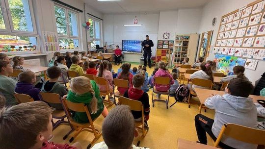 Dzielnicowy ze Starego Targu spotkał się z uczniami i rozmawiał o bezpieczeństwie.