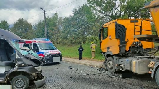 Dzierzgoń. 20-letni kierujący bez uprawnień zderzył się z ciężarówką