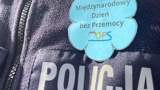 Dzierzgoń. Międzynarodowy Dzień bez Przemocy - spotkanie policjantów z uczestnikami happeningu.