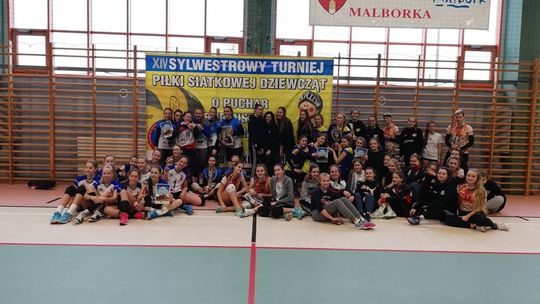 "Goldenki" na podium XIV Sylwestrowego Turnieju Piłki Siatkowej.