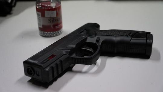 Groził mężczyźnie przedmiotem przypominającym broń. 56-latek zatrzymany przez nowodworskich policjantów. Groził mężczyźnie przedmiotem przypominającym broń. 56-latek zatrzymany przez nowodworskich policjantów.