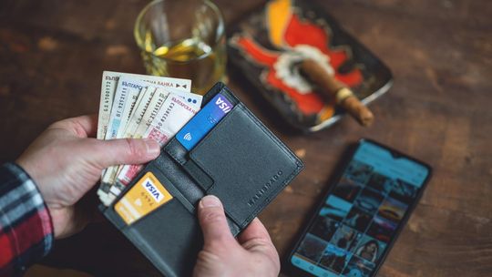 Jak wybrać idealny portfel na banknoty i karty, który spełni Twoje oczekiwania?