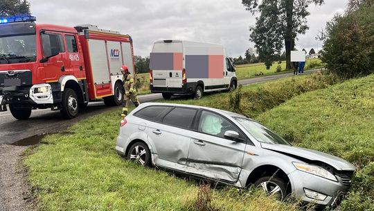 Jedna osoba poszkodowana w zderzeniu aut w Gminie Nowy Staw.