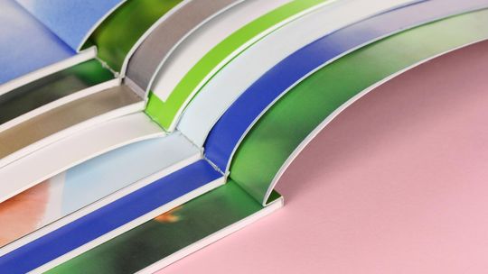 Kiedy warto wybrać książki w oprawie zeszytowej?