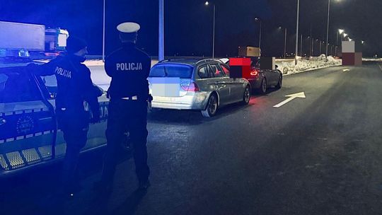 Kierowca z sądowym zakazem i narkotyki u pasażerów - trzech mężczyzn zatrzymanych na drodze S7. Kierowca z sądowym zakazem i narkotyki u pasażerów - trzech mężczyzn zatrzymanych na drodze S7.