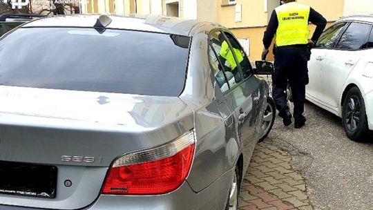 Kierowca z sądowym zakazem prowadzenia pojazdów zatrzymany przez pomorską KAS