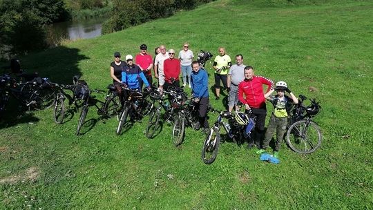 Kolej na PTTK - kilkunastoosobowa grupa wzięła udział w rowerowej wyprawie