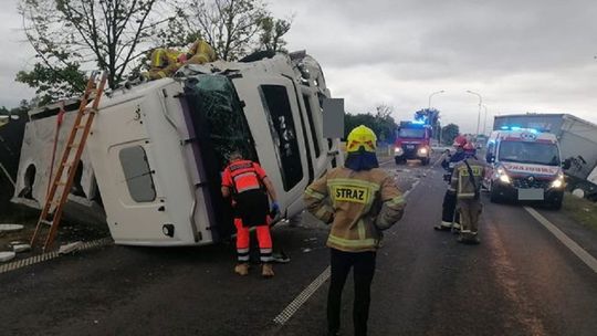 Kolizja dwóch pojazdów ciężarowych na DK 22 w miejscowości Cisy