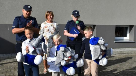 Komendant malborskiej policji nagrodził 3 młodych mieszkańców Malborka