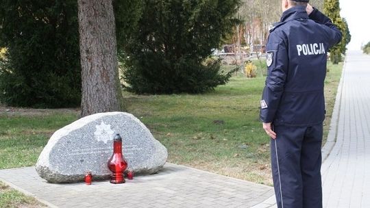 Komendant Powiatowy Policji w Malborku oddał hołd pamięci ofiarom Zbrodni Katyńskiej.