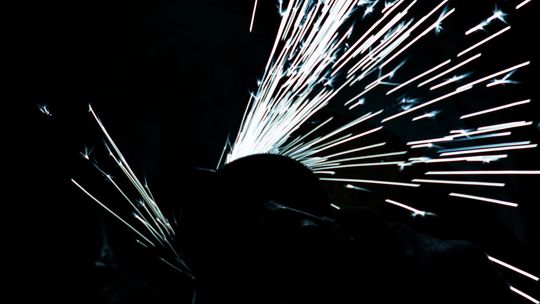 Kompleksowy przewodnik po śrutowaniu stali: Poznaj przebieg procesu i jego kluczowe zastosowania