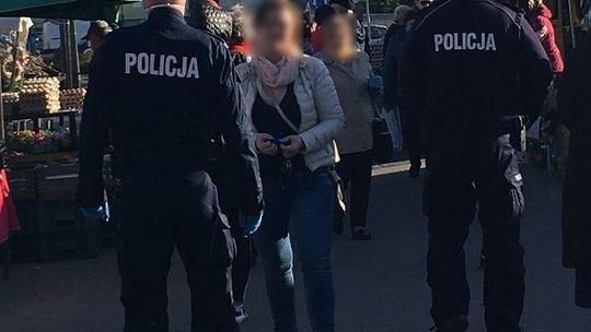 Kontrole przestrzegania obostrzeń sanitarnych na malborskim targowisku i w galeriach handlowych.
