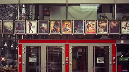 Koronawirus. Otwarcie kin, teatrów i nie tylko. Zobacz co się zmieni w kraju od 12 lutego.