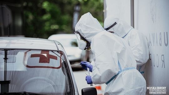 Koronawirus. Żołnierze WOT podpowiadają, gdzie wykonamy wymaz.